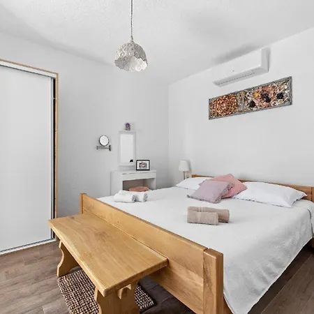 Mit Privatpool Fuer 8 Personen Ca 220 Qm In Peruski, Istrien Bucht Von Rasa Holiday home