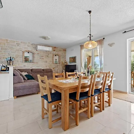 Mit Privatpool Fuer 8 Personen Ca 220 Qm In Peruski, Istrien Bucht Von Rasa