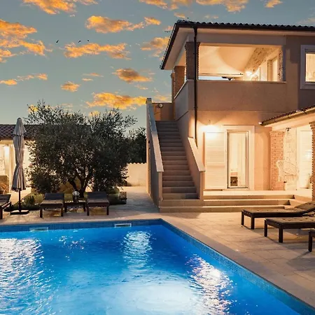 Mit Privatpool Fuer 8 Personen Ca 220 Qm In Peruski, Istrien Bucht Von Rasa Holiday home Peruski