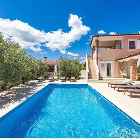 Mit Privatpool Fuer 8 Personen Ca 220 Qm In Peruski, Istrien Bucht Von Rasa Holiday home Peruski