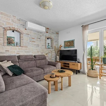 Mit Privatpool Fuer 8 Personen Ca 220 Qm In Peruski, Istrien Bucht Von Rasa