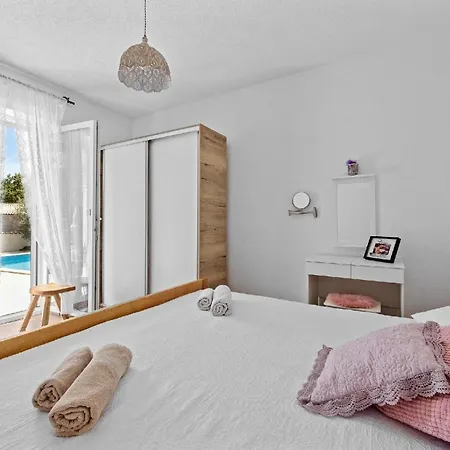 Mit Privatpool Fuer 8 Personen Ca 220 Qm In Peruski, Istrien Bucht Von Rasa * Peruski