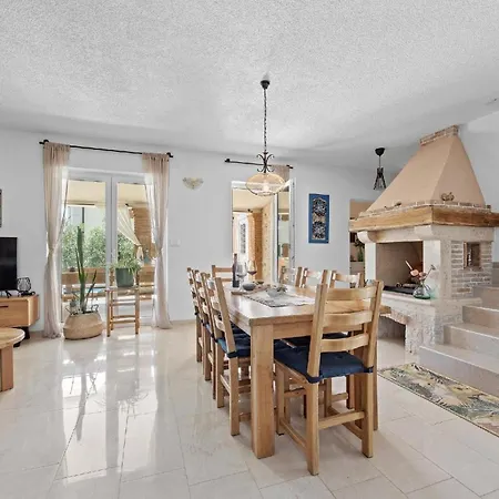 Mit Privatpool Fuer 8 Personen Ca 220 Qm In Peruski, Istrien Bucht Von Rasa Holiday home Peruski