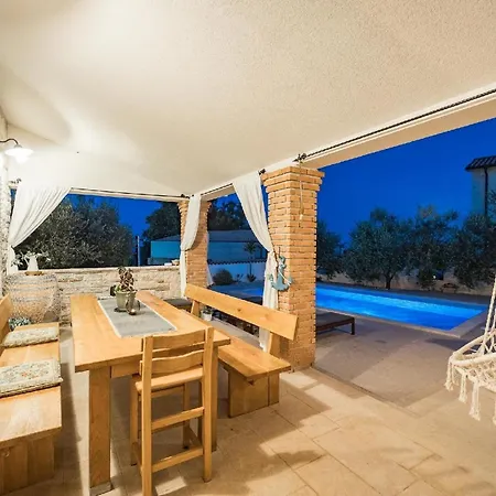 Mit Privatpool Fuer 8 Personen Ca 220 Qm In Peruski, Istrien Bucht Von Rasa Peruski
