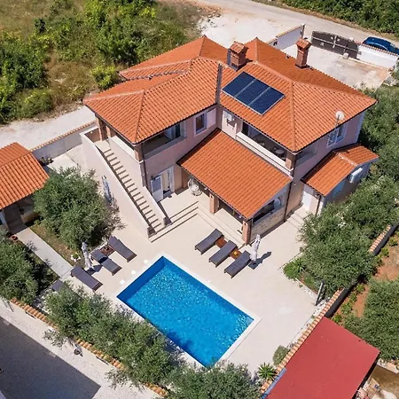 Holiday home Mit Privatpool Fuer 8 Personen Ca 220 Qm In Peruski, Istrien Bucht Von Rasa