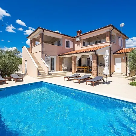 Holiday home Mit Privatpool Fuer 8 Personen Ca 220 Qm In Peruski, Istrien Bucht Von Rasa *