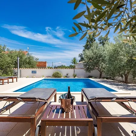 Mit Privatpool Fuer 8 Personen Ca 220 Qm In Peruski, Istrien Bucht Von Rasa *